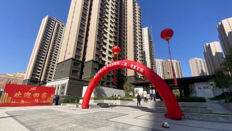 在当今房地产市场，“交付焦虑”如同一股暗流，不断冲击着购房者的信心。在项目开发过程中，资金紧张、管理不善等原因，都会导致工程进度延缓，按时交房受阻；开发商如果追求利润的最大化，在建设过程中可能会降低建