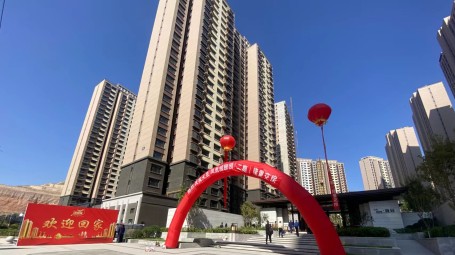 在当今房地产市场，“交付焦虑”如同一股暗流，不断冲击着购房者的信心。在项目开发过程中，资金紧张、管理不善等原因，都会导致工程进度延缓，按时交房受阻；开发商如果追求利润的最大化，在建设过程中可能会降低建